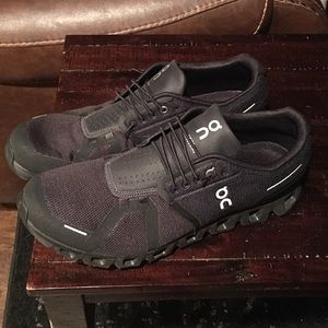 On Cloud Cloud 5 shoes size 11.5 Black in color